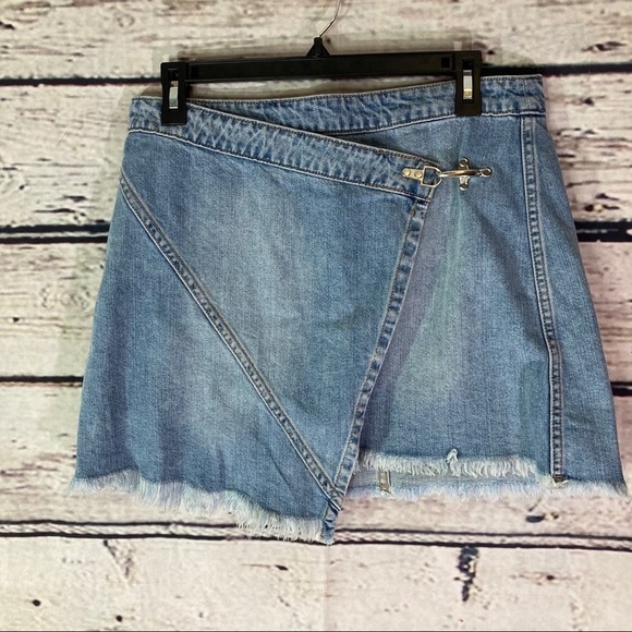 BLANK NYC Little Secret Denim Mini Skirt Raw Hem - Picture 3 of 8